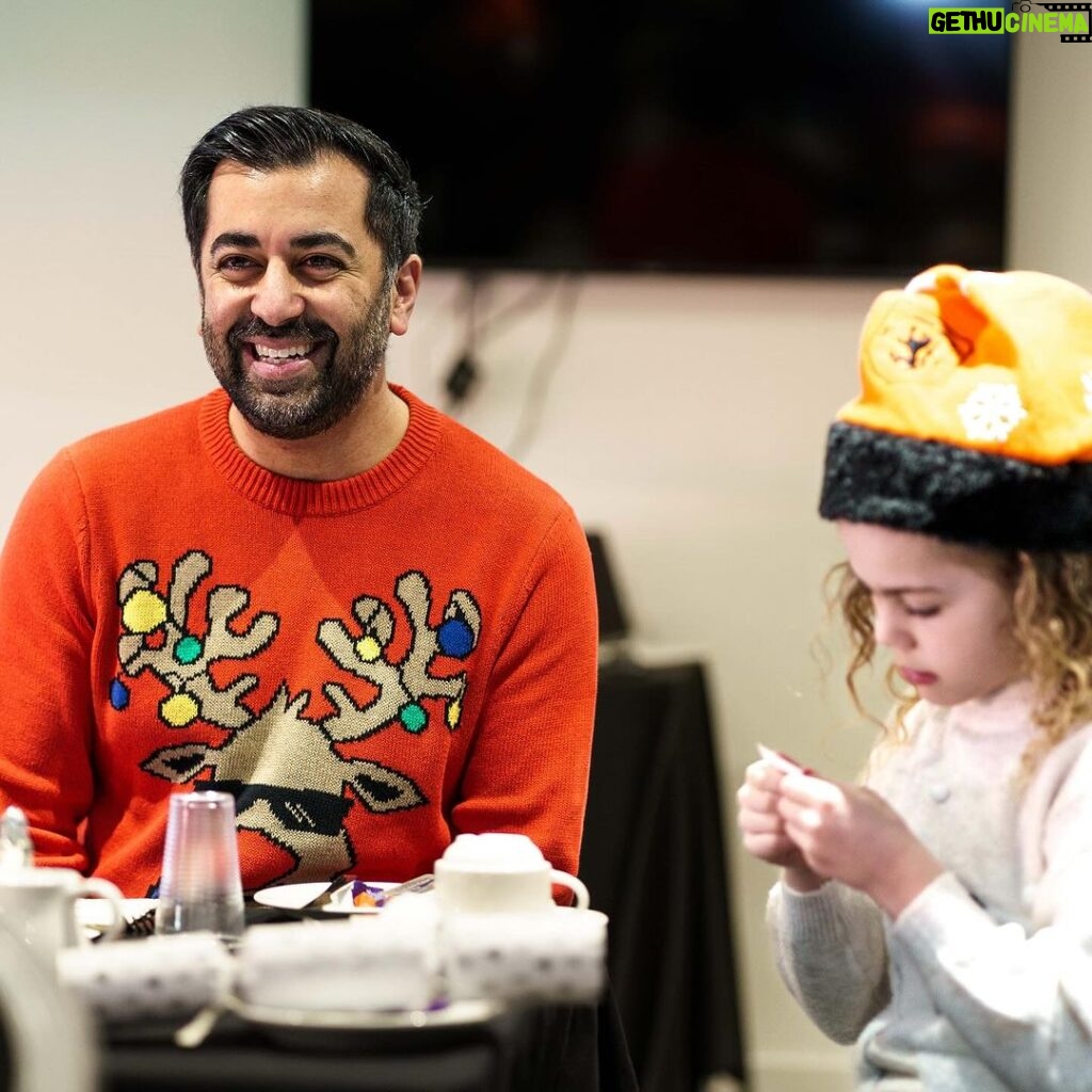 Humza Yousaf Instagram - A real joy to join 🍊 @dundeeunitedct ⚽️ at Tannadice to help out at their Festive Friends lunch. Christmas is a special time of the year, but for some it can be more difficult. To all those in communities across Scotland looking out for others this Christmas, thank you 🙏 Tannadice Park