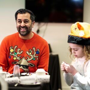 Humza Yousaf Instagram - A real joy to join 🍊 @dundeeunitedct ⚽️ at Tannadice to help out at their Festive Friends lunch.

Christmas is a special time of the year, but for some it can be more difficult.

To all those in communities across Scotland looking out for others this Christmas, thank you 🙏
