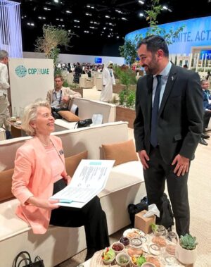 Humza Yousaf Instagram - 🏴󠁧󠁢󠁳󠁣󠁴󠁿🇪🇺 At #COP28 I spoke with @ursulavonderleyen and @charlesmichel about the need for countries to work together to tackle the climate emergency.

With our abundant renewable energy resources, Scotland is well placed to help Europe meet its net zero aims and support energy security.