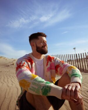 Hunter March Instagram - Life’s a beach… way sadder when it’s cold out. 
📷 @rocksea 
💄 all natural baby