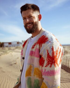 Hunter March Instagram - Life’s a beach… way sadder when it’s cold out. 
📷 @rocksea 
💄 all natural baby