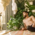 Hunter March Instagram - I’m using this thirst trap of me and Frank to tell you about the craziest live dating show ever, @crowdpleaserslive, the only one where you as an audience member decide who’s going home with each other 🫣 it’s also an incredible place to meet other singles because everyone’s wearing “single” or “taken” wristbands. We sold out the last show so get your 🎟️ asap (1ink in my bio) November 30th at the @regenttheaterla in DTLA.
