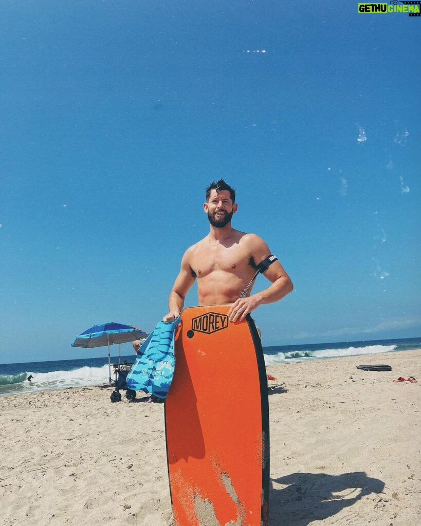Hunter March Instagram - Chest may be small but my back is BACKING rn. Also pretend I’m holding a surfboard. Manhattan Beach, California