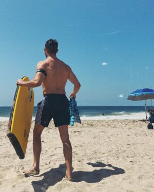 Hunter March Instagram - Chest may be small but my back is BACKING rn. Also pretend I’m holding a surfboard.