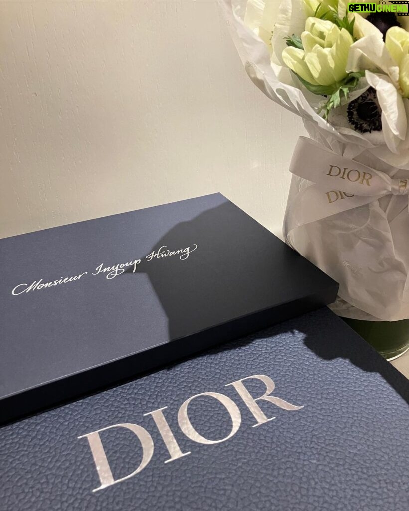 Hwang In-yeop Instagram - 🖤 @Dior @MrKimJones #Dior #DiorWinter23 DIOR WINTER 2023 MEN’S COLLECTION - JANUARY 20TH 3PM PARIS TIME – TO BE REVEALED ON DIOR.COM 1월 20일 금요일 오후 11시 (한국 시간) 파리 현지에서 열리는 킴 존스의 WITNERL 2023 MEN’S 컬렉션이 DIOR.COM을 통해 공개됩니다.
