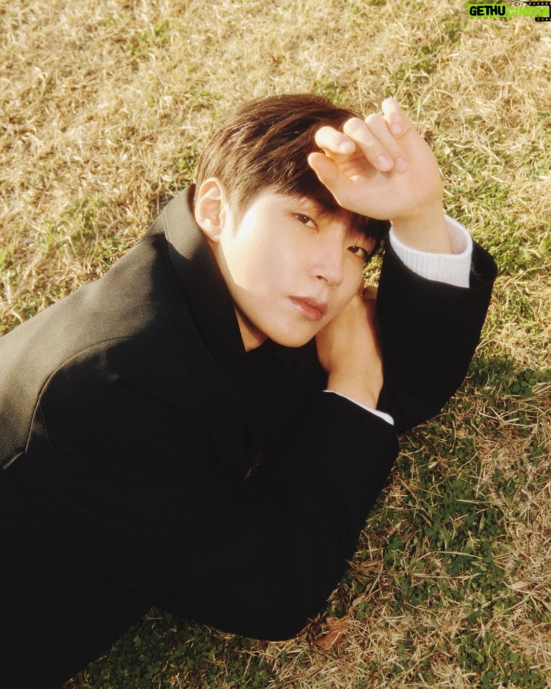 Hwang In-yeop Instagram - 저의 첫 시즌그리팅 많이 기대해주세요❤️ www.hii.kr