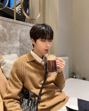 Hwang In-yeop Instagram - 🎄
@DIOR #Dior #DiorIcons