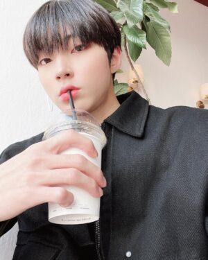 Hwang In-yeop Instagram - ☕️🍰🍩🥧