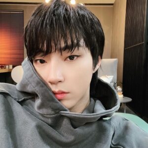 Hwang In-yeop Instagram - 🖤
