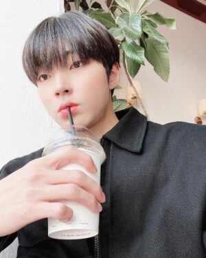 Hwang In-yeop Instagram - ☕️🍰🍩🥧