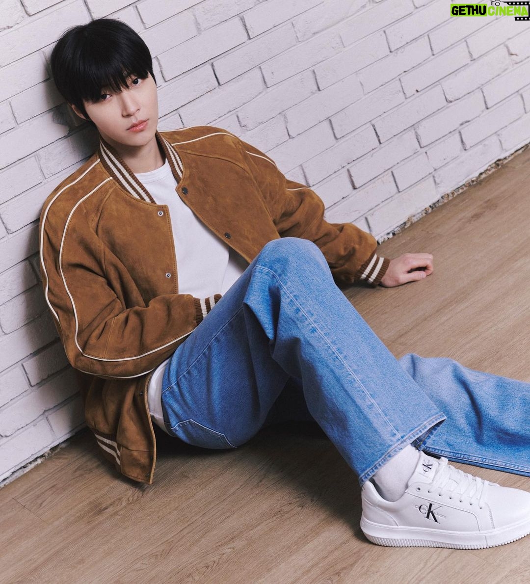 Hwang In-yeop Instagram - @calvinklein #캘빈클라인 #mycalvins #캘빈클라인풋웨어 #ad