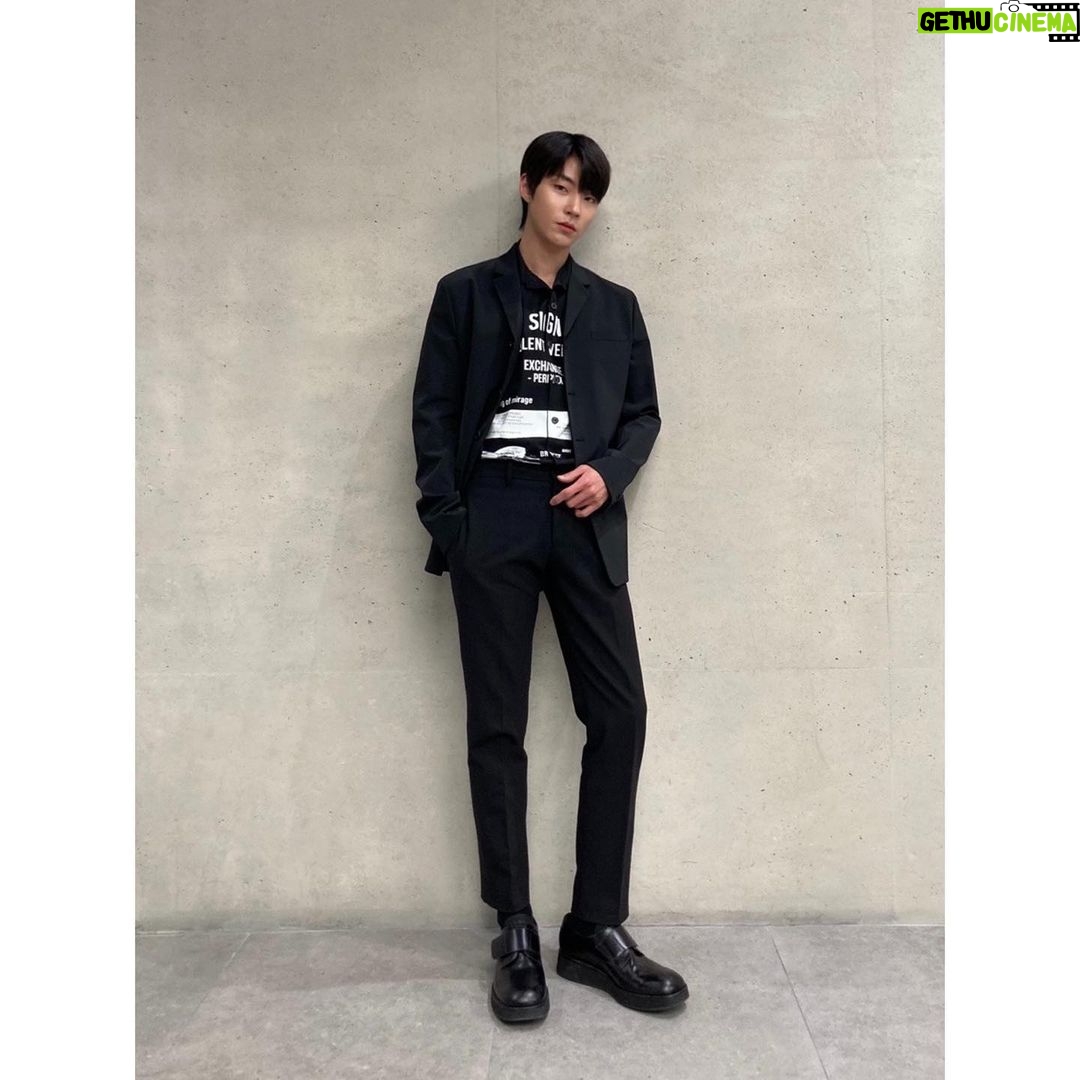 Hwang In-yeop - 4.2 Million Likes - It's such an honor to be invited to the first #PradaFW21 womenswear show by Miuccia Prada & Raf Simons tonight at 10 PM!
Thanks @Prada 🖤