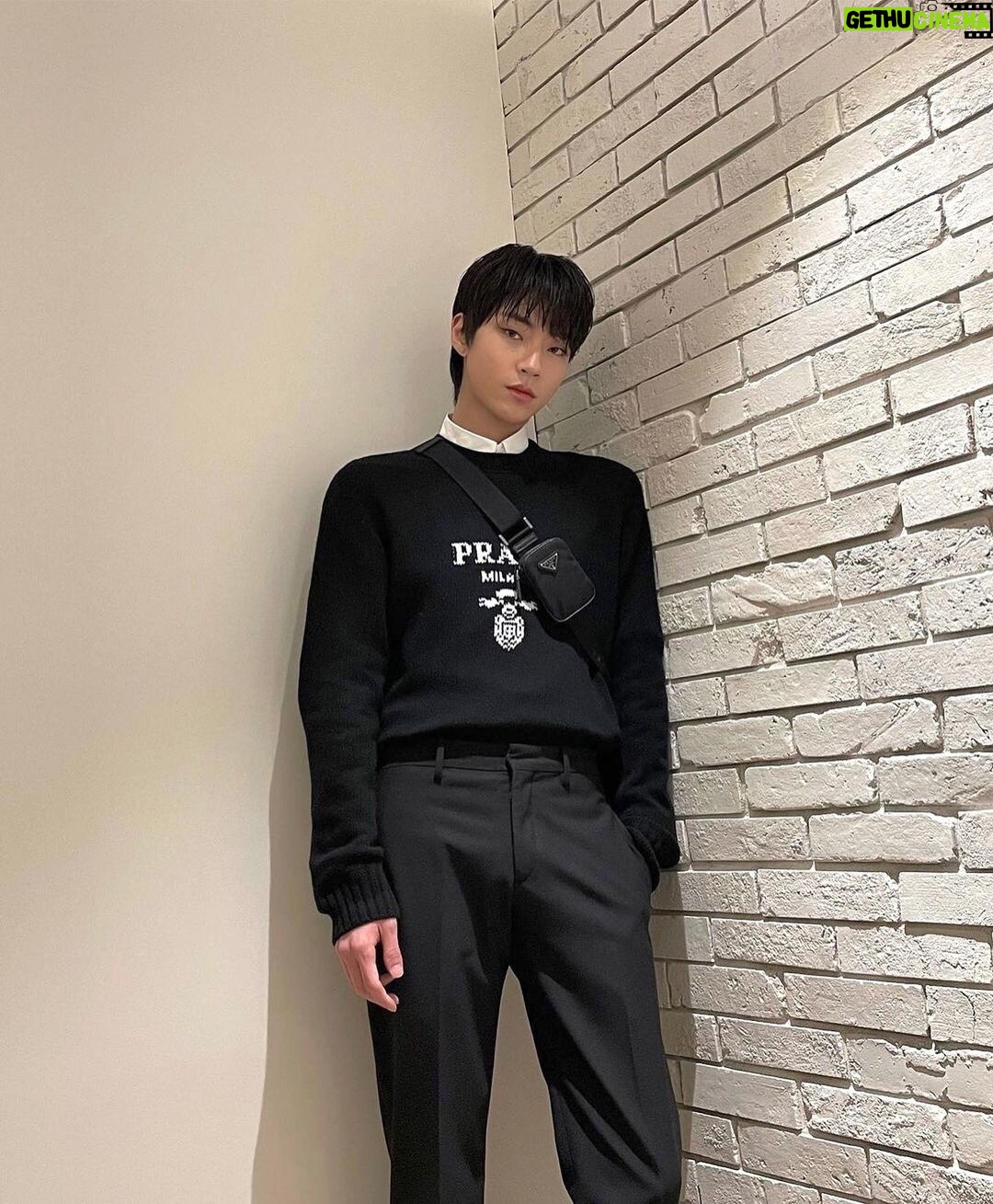 Hwang In-yeop - 4.7 Million Likes - Thanks for inviting me to the first Prada FW21 Show by Miuccia Prada & Raf Simons.
@prada #pradaFW21