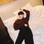 Hwang In-yeop Instagram - 저의 첫 시즌그리팅 많이 기대해주세요❤️ www.hii.kr
