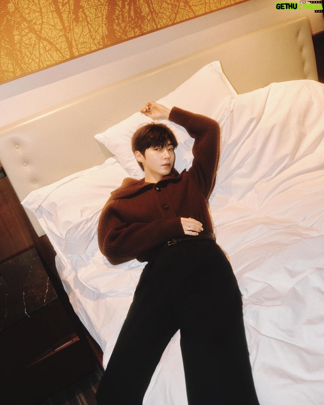 Hwang In-yeop Instagram - 저의 첫 시즌그리팅 많이 기대해주세요❤️ www.hii.kr