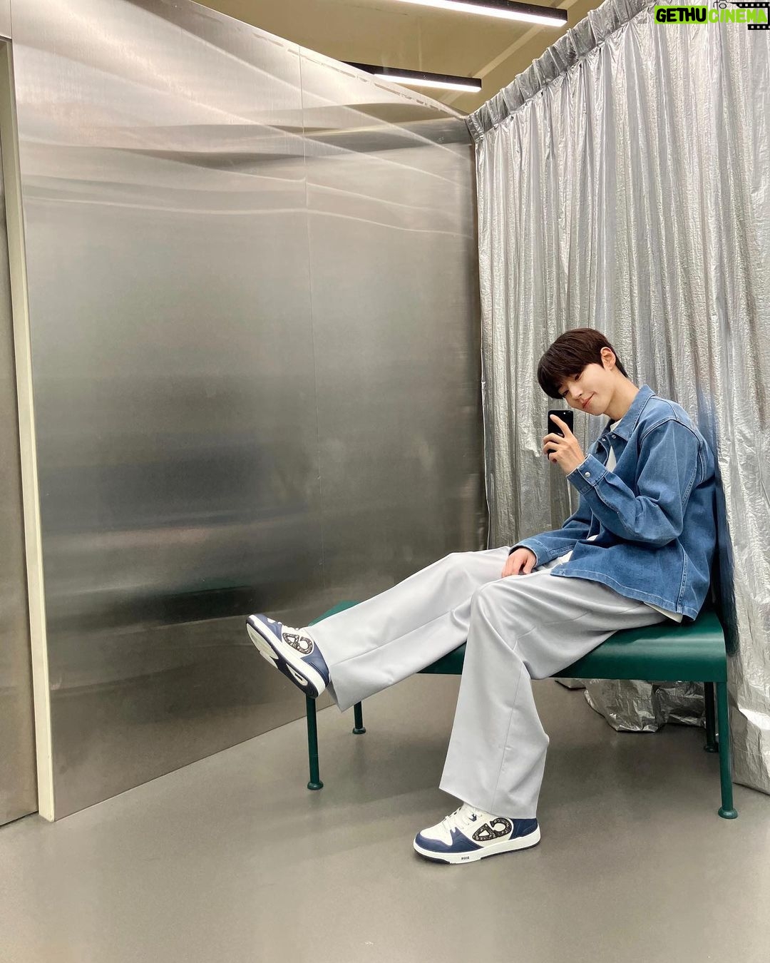 Hwang In-yeop Instagram - @Dior @MrKimJones #Dior #DiorB57