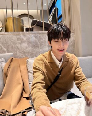 Hwang In-yeop Instagram - 🎄
@DIOR #Dior #DiorIcons