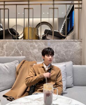 Hwang In-yeop Instagram - 🎄
@DIOR #Dior #DiorIcons