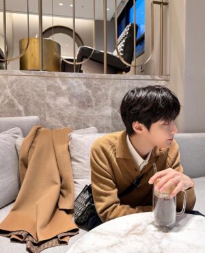 Hwang In-yeop Instagram - 🎄
@DIOR #Dior #DiorIcons