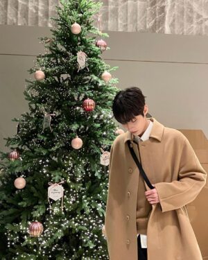 Hwang In-yeop Instagram - 🎄
@DIOR #Dior #DiorIcons
