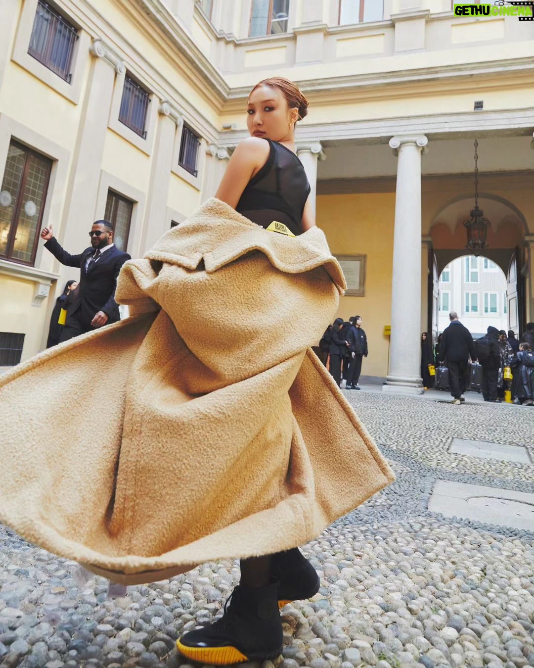 Hwasa Instagram - #Onitsukatiger 🌻 #오니츠카타이거 #AW24