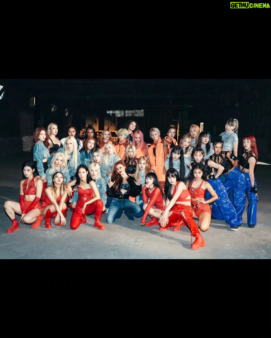 Hwasa Instagram - 우리가 앞으로 나아가는 방식🌶 멋진댄서분들과 멋진작업이였습니다 Girls We keep it spicy ㅡ!
