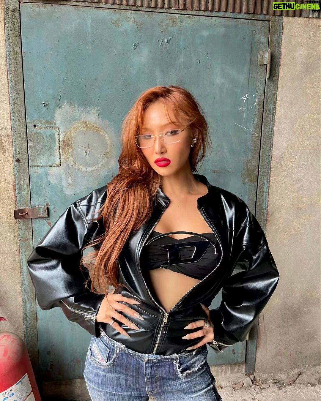 Hwasa Instagram - 우리가 앞으로 나아가는 방식🌶 멋진댄서분들과 멋진작업이였습니다 Girls We keep it spicy ㅡ!