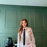 Hwasa Instagram – 내 몸을 이렇게까지 사랑해본적은 처음이였어요 😁 I LOVE MY BODY 활동을 마치며 많은사랑과 에너지를 듬뿍 받았습니다. 부디 이 에너지가 많은분들에게도 닿았기를 기도해요
이 멋진 여정을 함께해준 댄서친구들,우리 스탭들 그리고 @pnation.official 식구분들과 보이지않는곳에서 열심히 서포트해주신 @42psy42 Daddy 😄❤️‍🔥
감사합니다.
누군가가 나의 하루를 망치려고 하거든
사랑할래 지구 끝까지 🩷🫧