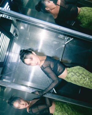 Hwasa Instagram - 감사함을 잃지않고 늘 진심으로 음악과 무대로 보답하겠습니다.
무엇보다도 늘 믿고 사랑해주는 팬들 
너무 고맙고 고마워. 
더이상 폭풍은 무섭지않아 우리 빗속에서 춤을 추자 💃💚