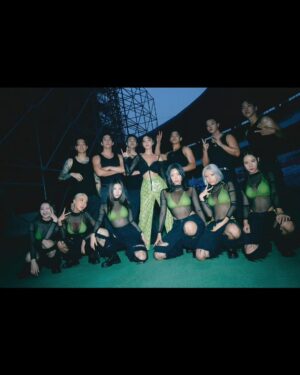 Hwasa Instagram - 감사함을 잃지않고 늘 진심으로 음악과 무대로 보답하겠습니다.
무엇보다도 늘 믿고 사랑해주는 팬들 
너무 고맙고 고마워. 
더이상 폭풍은 무섭지않아 우리 빗속에서 춤을 추자 💃💚