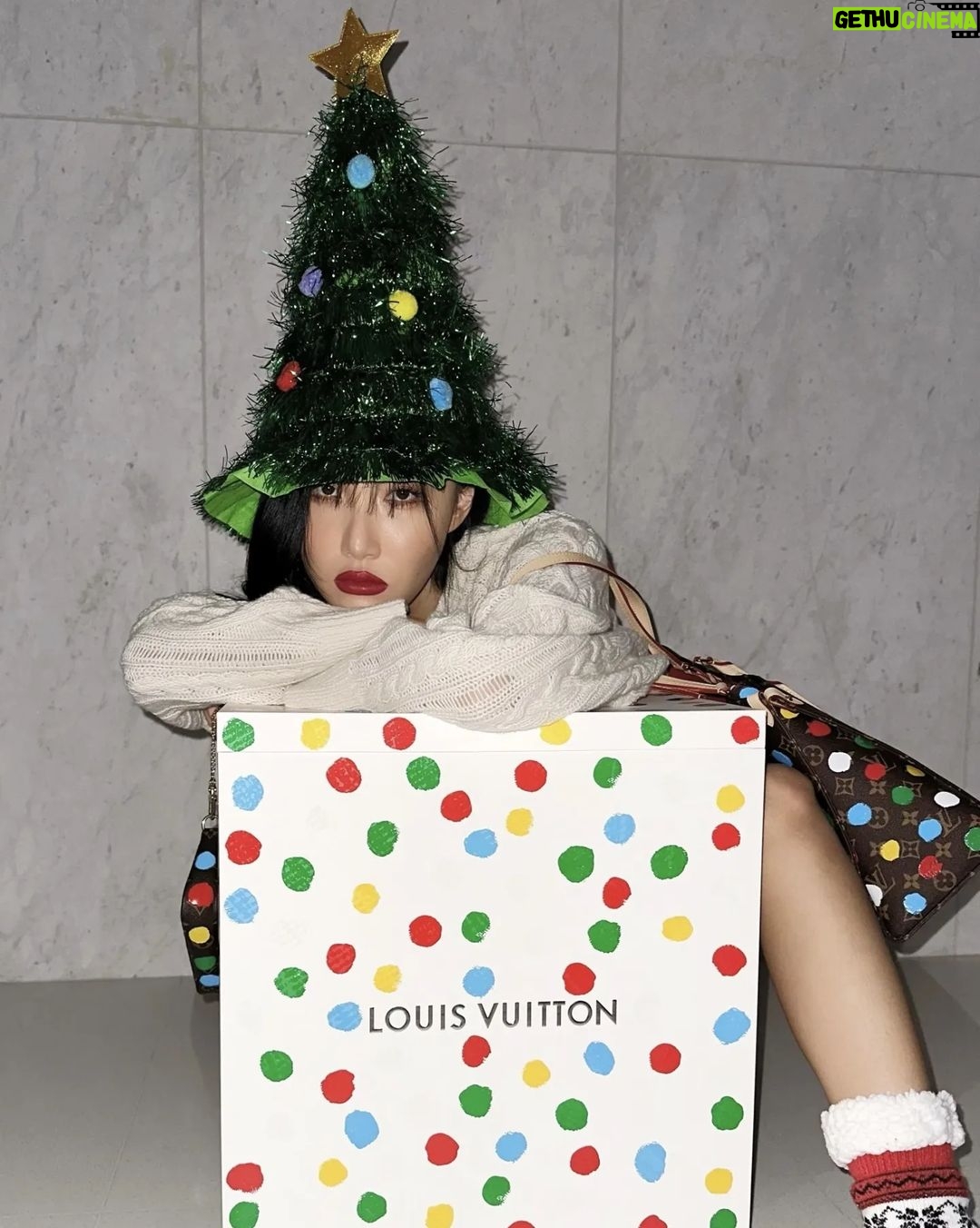 Hwasa Instagram - #ę´ęł #LVxYayoiKusama @louisvuitton đđĄđ˘đľ