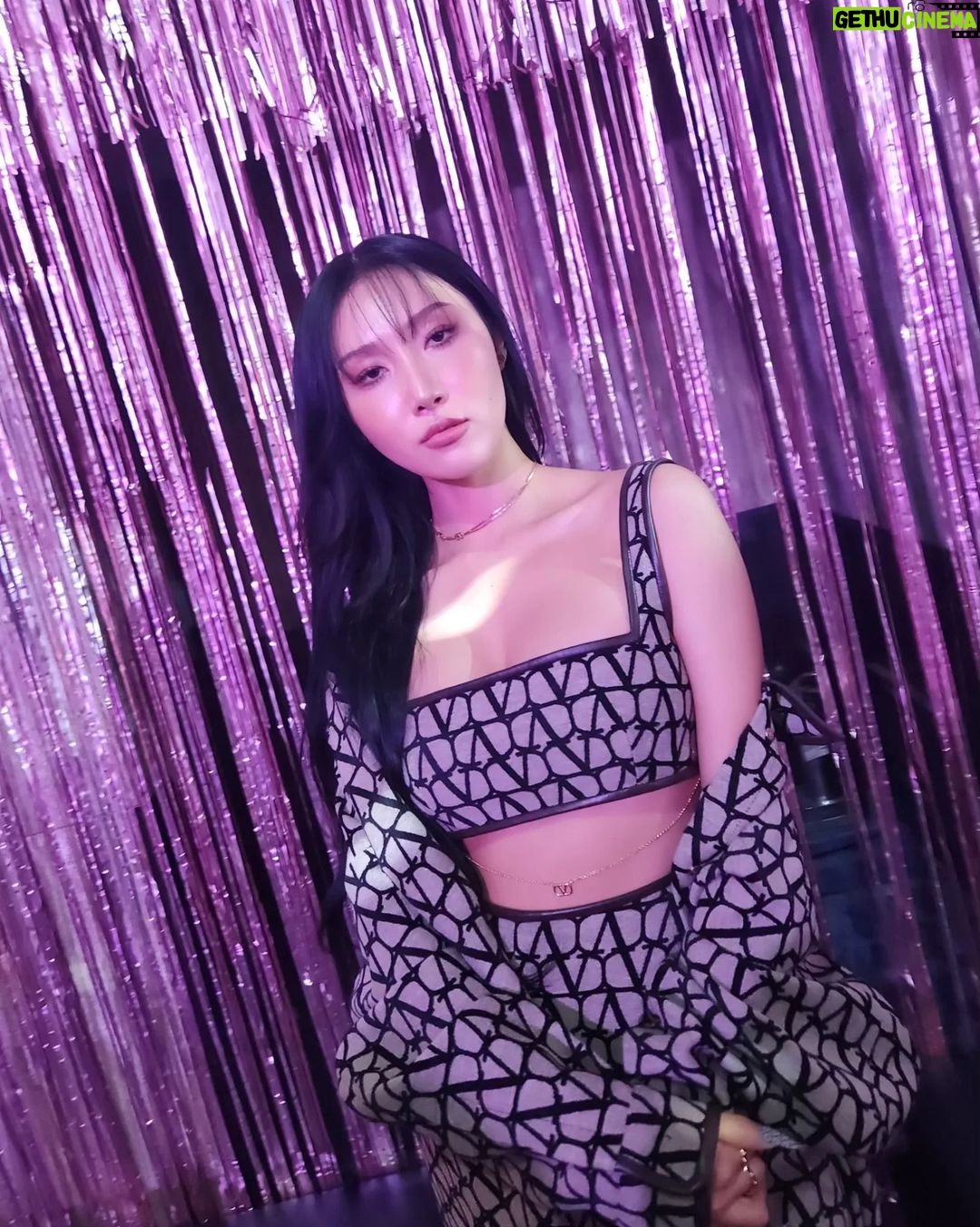 Hwasa Instagram - @wkorea #LOVEYOURW 뜻깊은 자리와 , 항상 사랑넘치는 @maisonvalentino 💋🙏