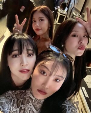 Hwasa Instagram - 무르익은 행복 🌷