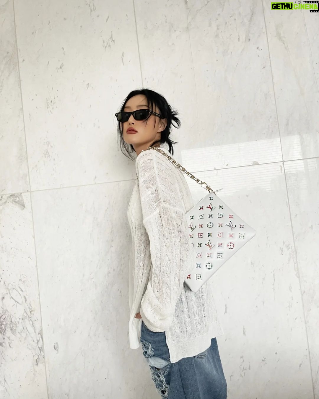 Hwasa Instagram - @louisvuitton #광고 FW22 컬렉션의 쿠상 백 ✌️