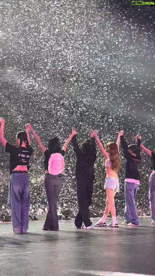 Hwasa Instagram - 9주년을 기념하며 . 그 어떤 시련이 와도 늘 그래왔던것처럼 평화롭게 나아가자 💚🤟🏼