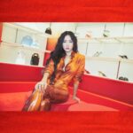 Hwasa Instagram - @FERRAGAMO #FERRAGAMOSS23 #FERRAGAMOANEWDAWN #FERRAGAMO #광고 '페라가모의 새로운 크리에이티브 디렉터 맥시밀리언 데이비스의 첫 번째 컬렉션인 SS23 A New Dawn 컬렉션은 페라가모의 시그니처인 비비드 한 레드 컬러를 활용 마치 태양이 뜨는 컬러 팔레트와 그러데이션을 사용, 새롭게 시작하는 페라가모의 서사를 보여주는 것처럼 연출되었으며, 모던한 디자인과 관능미를 보여주는 컬렉션으로 완성되었습니다.'
