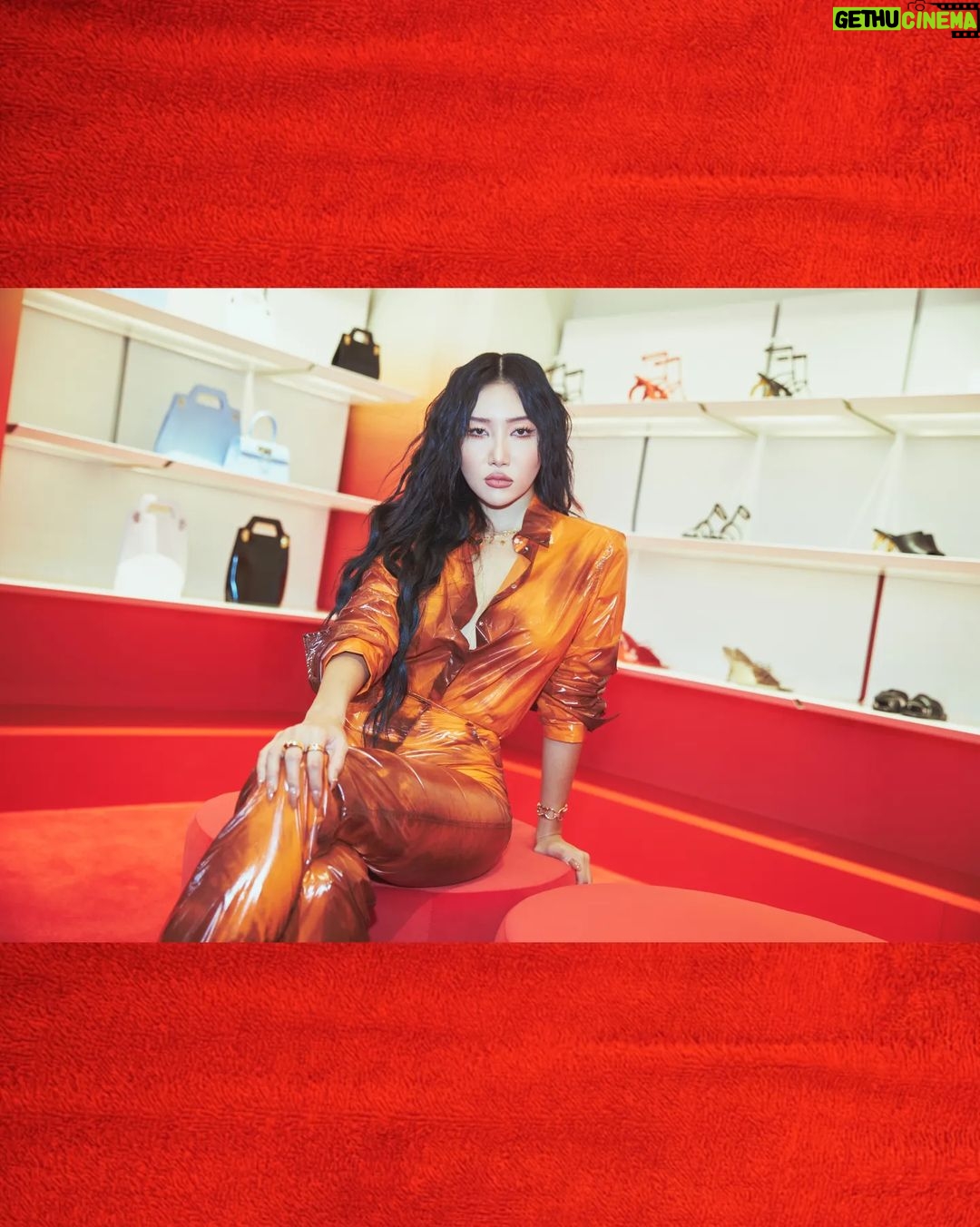 Hwasa Instagram - @FERRAGAMO #FERRAGAMOSS23 #FERRAGAMOANEWDAWN #FERRAGAMO #광고 '페라가모의 새로운 크리에이티브 디렉터 맥시밀리언 데이비스의 첫 번째 컬렉션인 SS23 A New Dawn 컬렉션은 페라가모의 시그니처인 비비드 한 레드 컬러를 활용 마치 태양이 뜨는 컬러 팔레트와 그러데이션을 사용, 새롭게 시작하는 페라가모의 서사를 보여주는 것처럼 연출되었으며, 모던한 디자인과 관능미를 보여주는 컬렉션으로 완성되었습니다.'