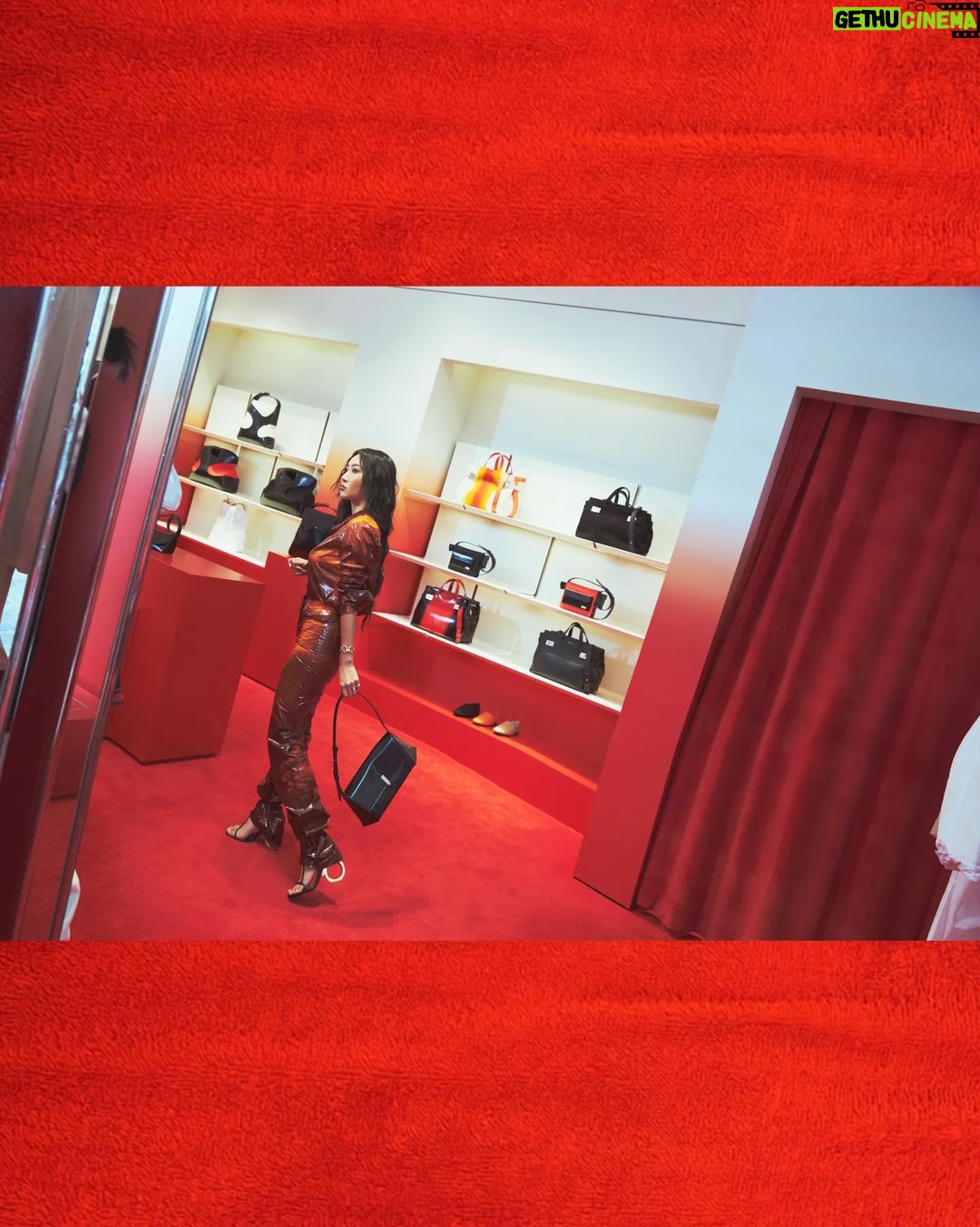 Hwasa Instagram - @FERRAGAMO #FERRAGAMOSS23 #FERRAGAMOANEWDAWN #FERRAGAMO #광고 '페라가모의 새로운 크리에이티브 디렉터 맥시밀리언 데이비스의 첫 번째 컬렉션인 SS23 A New Dawn 컬렉션은 페라가모의 시그니처인 비비드 한 레드 컬러를 활용 마치 태양이 뜨는 컬러 팔레트와 그러데이션을 사용, 새롭게 시작하는 페라가모의 서사를 보여주는 것처럼 연출되었으며, 모던한 디자인과 관능미를 보여주는 컬렉션으로 완성되었습니다.'