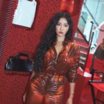 Hwasa Instagram - @FERRAGAMO #FERRAGAMOSS23 #FERRAGAMOANEWDAWN #FERRAGAMO #광고 '페라가모의 새로운 크리에이티브 디렉터 맥시밀리언 데이비스의 첫 번째 컬렉션인 SS23 A New Dawn 컬렉션은 페라가모의 시그니처인 비비드 한 레드 컬러를 활용 마치 태양이 뜨는 컬러 팔레트와 그러데이션을 사용, 새롭게 시작하는 페라가모의 서사를 보여주는 것처럼 연출되었으며, 모던한 디자인과 관능미를 보여주는 컬렉션으로 완성되었습니다.'