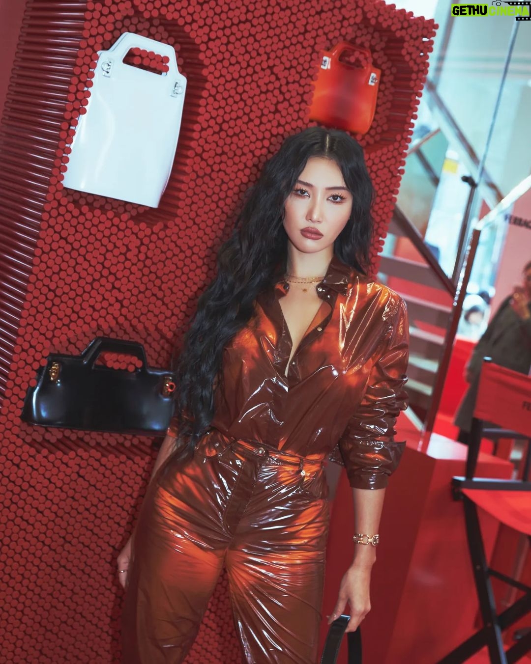 Hwasa Instagram - @FERRAGAMO #FERRAGAMOSS23 #FERRAGAMOANEWDAWN #FERRAGAMO #광고 '페라가모의 새로운 크리에이티브 디렉터 맥시밀리언 데이비스의 첫 번째 컬렉션인 SS23 A New Dawn 컬렉션은 페라가모의 시그니처인 비비드 한 레드 컬러를 활용 마치 태양이 뜨는 컬러 팔레트와 그러데이션을 사용, 새롭게 시작하는 페라가모의 서사를 보여주는 것처럼 연출되었으며, 모던한 디자인과 관능미를 보여주는 컬렉션으로 완성되었습니다.'