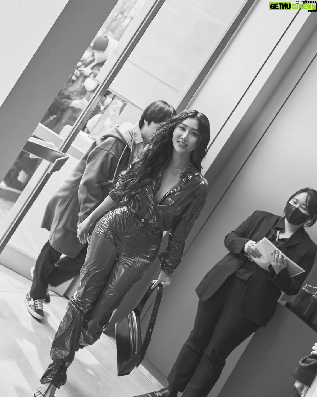 Hwasa Instagram - @FERRAGAMO #FERRAGAMOSS23 #FERRAGAMOANEWDAWN #FERRAGAMO #광고 '페라가모의 새로운 크리에이티브 디렉터 맥시밀리언 데이비스의 첫 번째 컬렉션인 SS23 A New Dawn 컬렉션은 페라가모의 시그니처인 비비드 한 레드 컬러를 활용 마치 태양이 뜨는 컬러 팔레트와 그러데이션을 사용, 새롭게 시작하는 페라가모의 서사를 보여주는 것처럼 연출되었으며, 모던한 디자인과 관능미를 보여주는 컬렉션으로 완성되었습니다.'