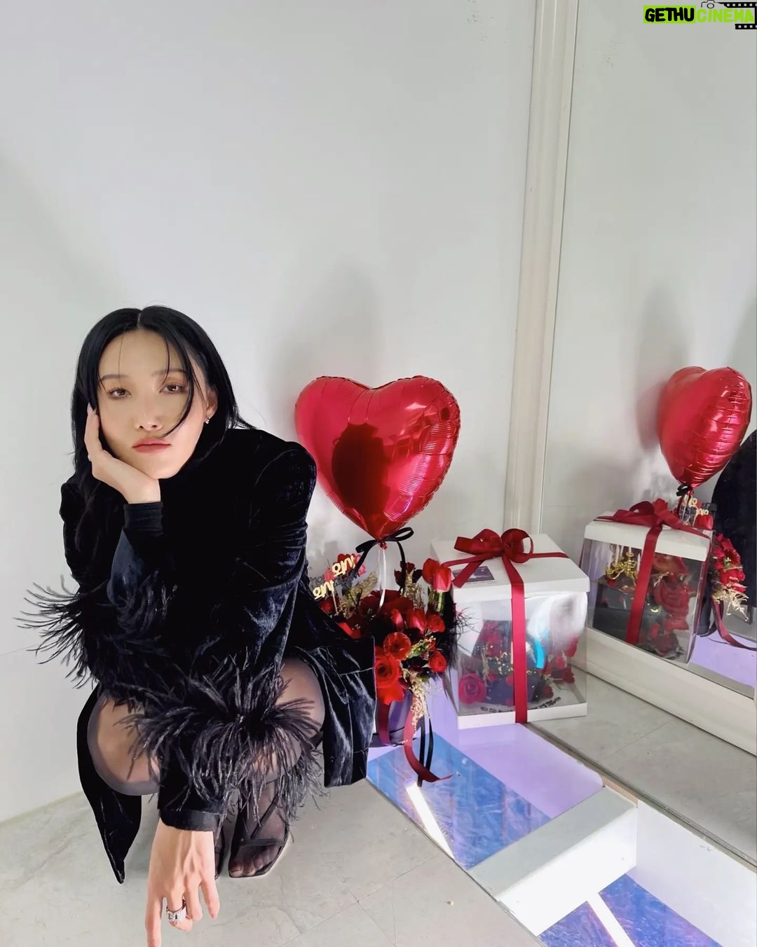 Hwasa Instagram - 영광의 순간들을 함께해주신 아티스트분들과 제작진분들 그리고 화사쇼를 사랑해주신 시청자분들께 진심으로 감사드립니다. 🖤 오늘도 Good night !