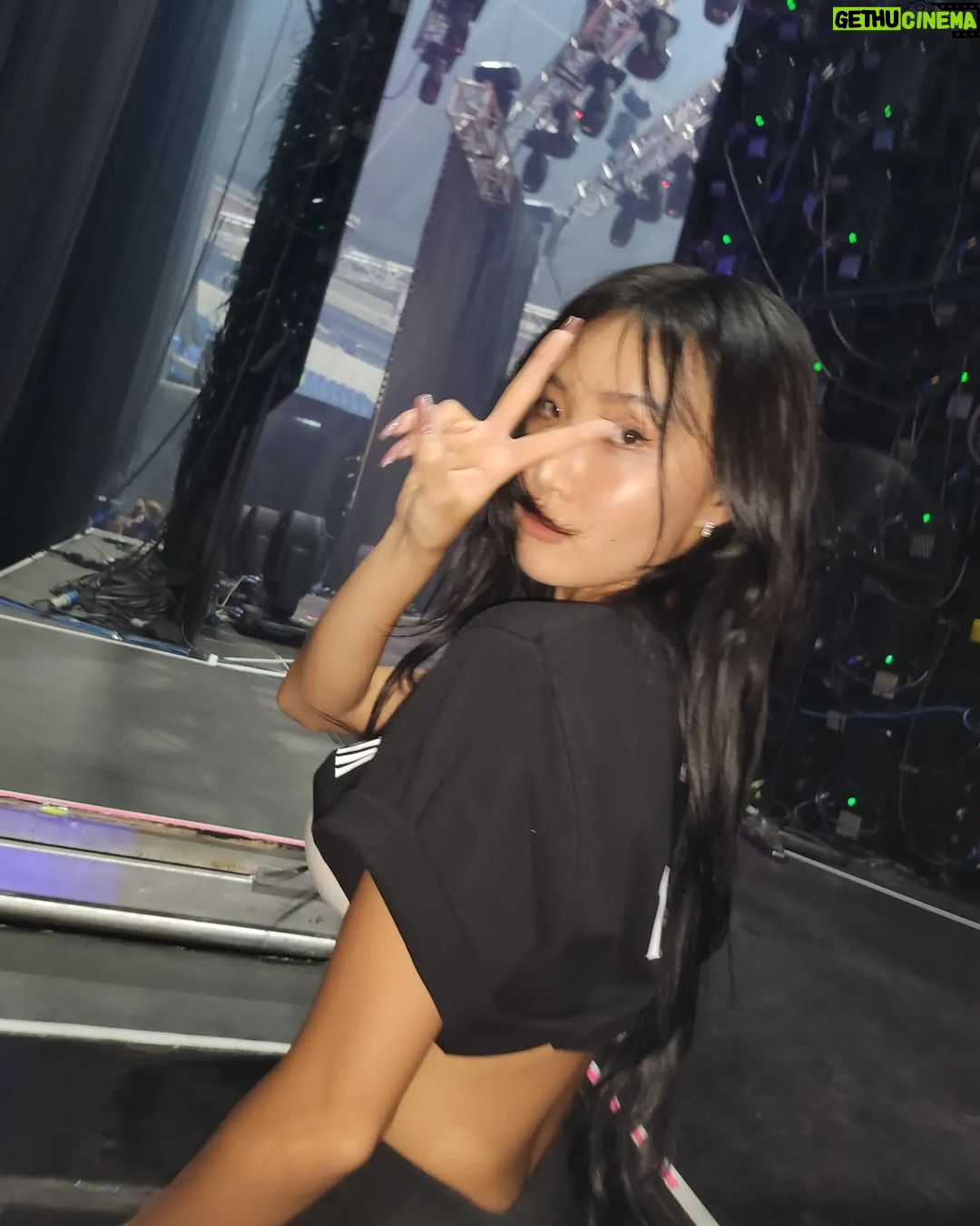 Hwasa Instagram - I will never forget the waves in the Philippines 🇵ðŸ‡ðŸŒŠ