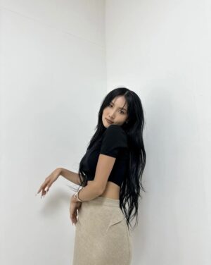 Hwasa Instagram - 오르골룩 😇