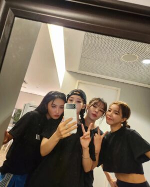 Hwasa Instagram - 💋 🇸🇬 💋