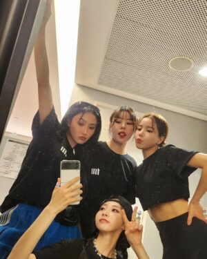 Hwasa Instagram - 💋 🇸🇬 💋