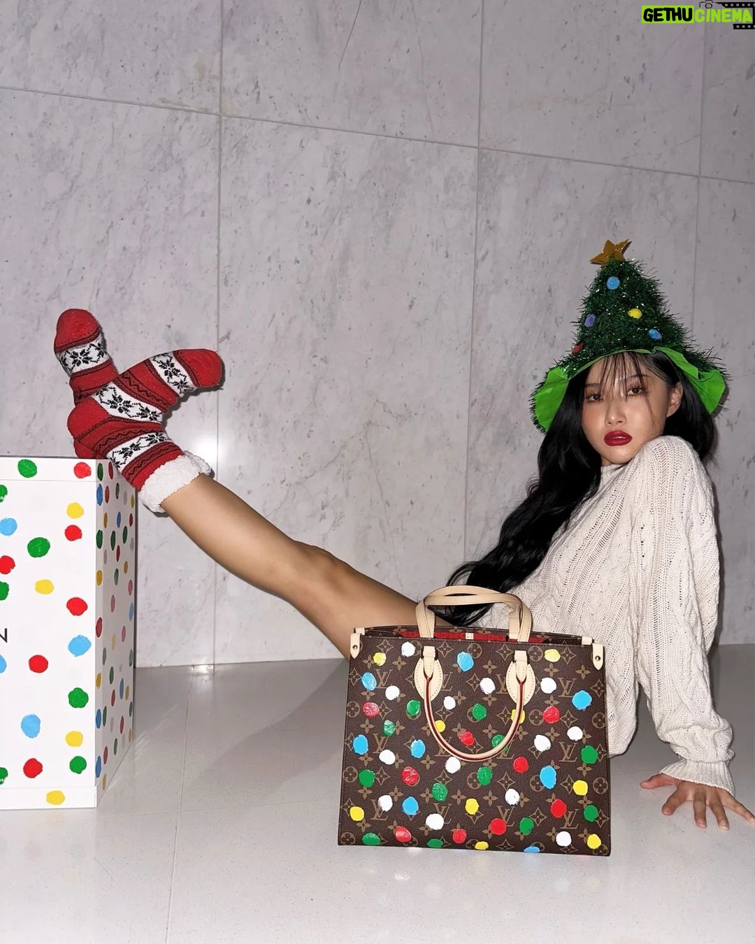 Hwasa Instagram - #ę´ęł #LVxYayoiKusama @louisvuitton đđĄđ˘đľ