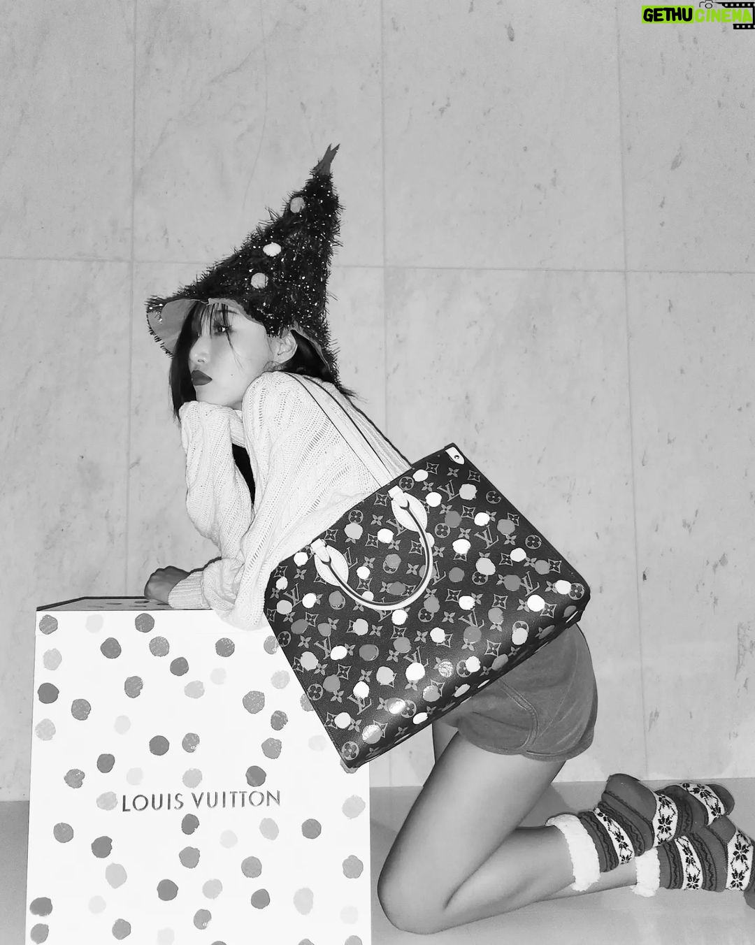 Hwasa Instagram - #ę´ęł #LVxYayoiKusama @louisvuitton đđĄđ˘đľ