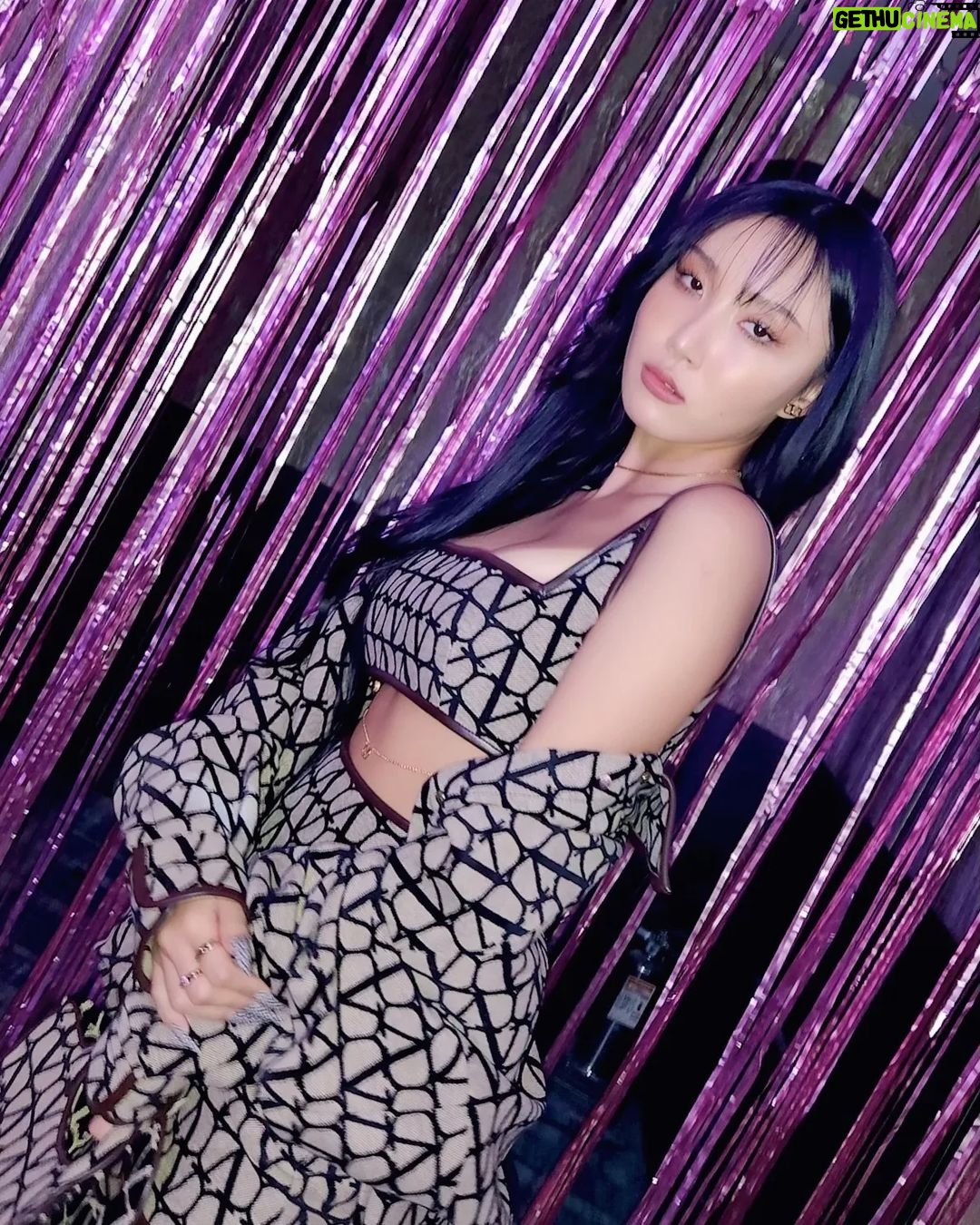 Hwasa Instagram - @wkorea #LOVEYOURW 뜻깊은 자리와 , 항상 사랑넘치는 @maisonvalentino 💋🙏