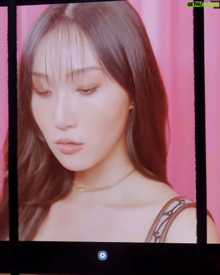 Hwasa Instagram - @wkorea #LOVEYOURW 뜻깊은 자리와 , 항상 사랑넘치는 @maisonvalentino 💋🙏
